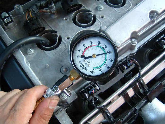 エンジン圧縮とは何ですか？ 