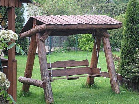 夏のレジデンスのための庭の木製のスイング：私たちは正しく休息するゾーンを備えています