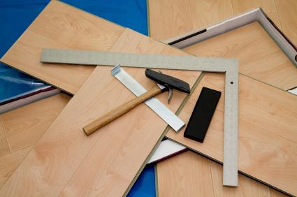 木製の床にラミネートを敷く方法：私たちは敷設の準備をしています