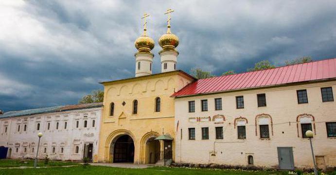 男性Tikhvin Bogorodichny Assumption Monastery：写真、歴史、住所、査読