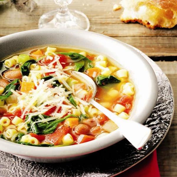 イタリアの秘密：スープのminestrone。料理のレシピ