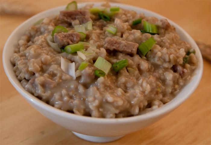 料理の秘密。ポットに肉を入れたそば粥