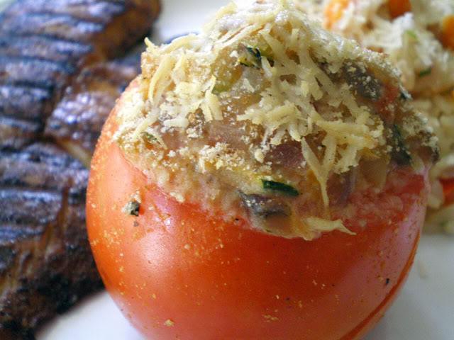 トマトは細かい肉で詰め込まれています - 美しく美味しく素早い料理です！