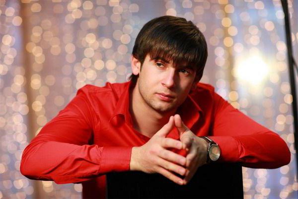 Azamat Bishtovの略歴：音楽キャリアと個人生活