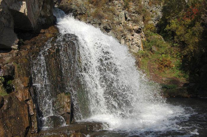 Kamyshlinskyの滝。 Kamyshlinsky Falls（アルタイ山脈）：そこに着くには？