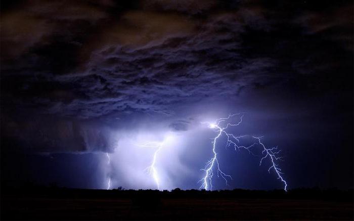 makovskyの子供たちは、雷雨のコンポジションから写真の上を走っています