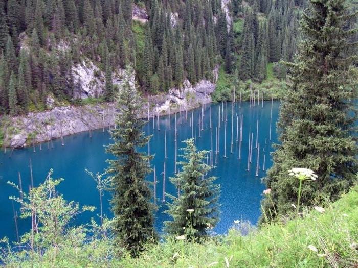 カザフスタンの青い湖は共和国の忘れられない場所です！
