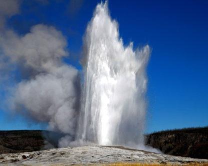 イエローストーンの火山は世界中から観光客を引き付ける