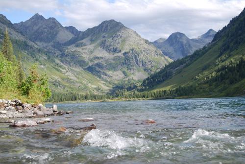 ケメロヴォ地方の冬と夏の休暇：スキーからカタマランまで