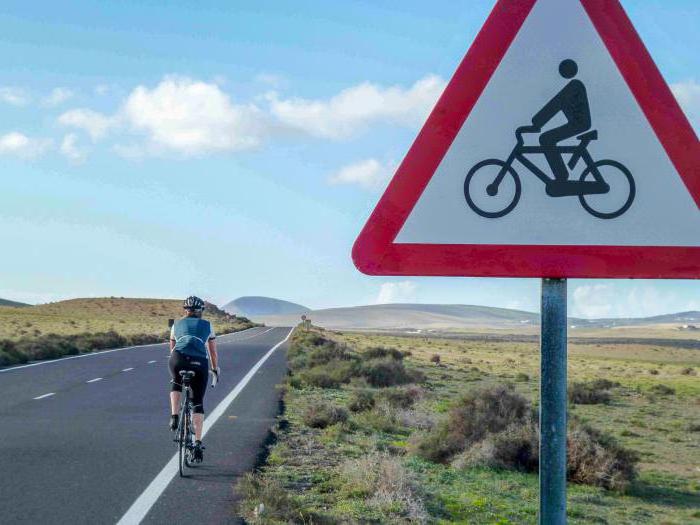 自転車の動きを禁止する看板。サイクリストのための道路標識。自転車道